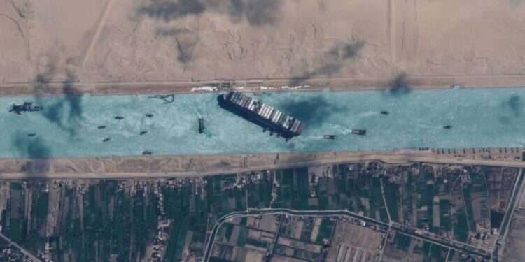 האונייה שיצרה את הפקק. צילום: EPA הפקק בתעלת סואץ: לא רק בעיה של הספינות