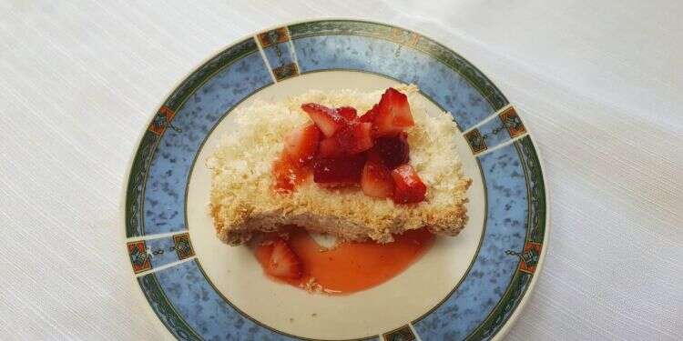 פשוט וטעים: קינוח קוקוס ותותים שיעשה לכם את החג