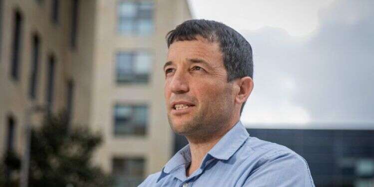 טלפונים בכל שעות היממה. אדלר, שלשום. צילום: יונתן זינדל, פלאש 90