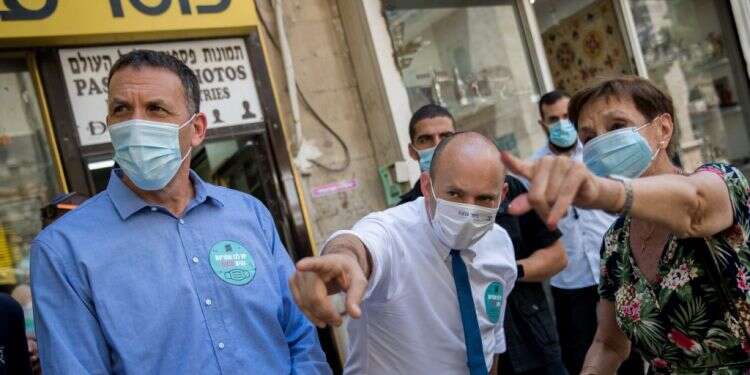 נפתלי בנט ומתן כהנא. צילום: יונתן זינדל פלאש90 "סמוטריץ' הצעיד אותנו לתוך התהום הזו"