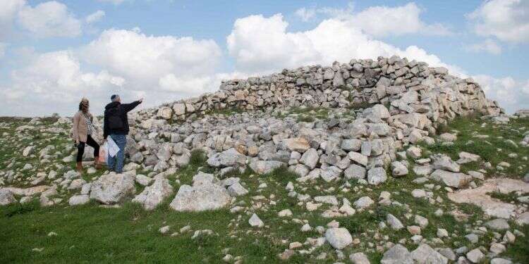 מזבח יהושע בן נון בהר עיבל. צילום: שריה דיאמנט פלסטינים טיגנו צ'יפס על מזבח יהושע בן נון