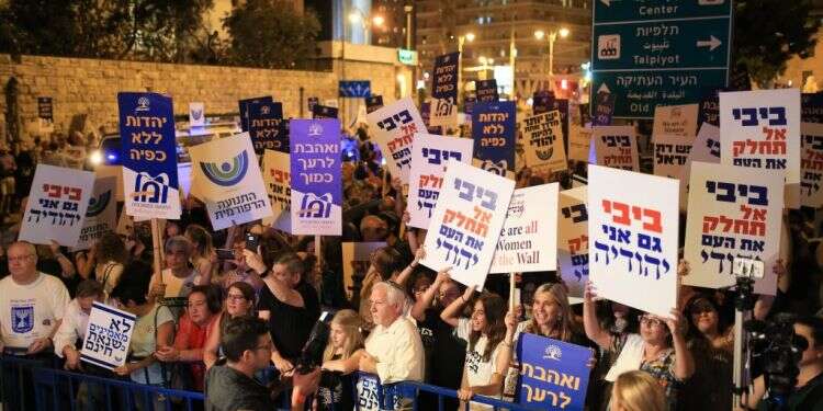 יש לפתור את מעמדם המפוצל של מתגיירים רפורמים. הפגנה בעניין חוק הגיור, 2017. צילום: אורן בן חקון זרם ביהדות או דת חדשה? הרפורמים הרחיקו את עצמם