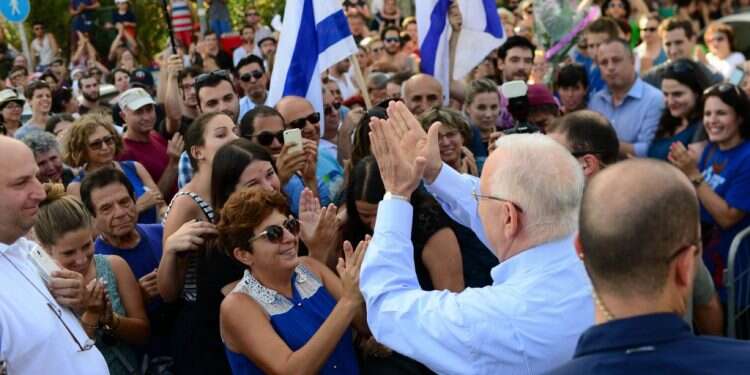 נשיא המדינה ראובן (רובי) ריבלין יוצא לפגוש ישראלים מחוץ למשכנו, 2015. צילום: קובי גדעון לע הפער בין המנהיגים לאזרחים פוגע באמון הציבור