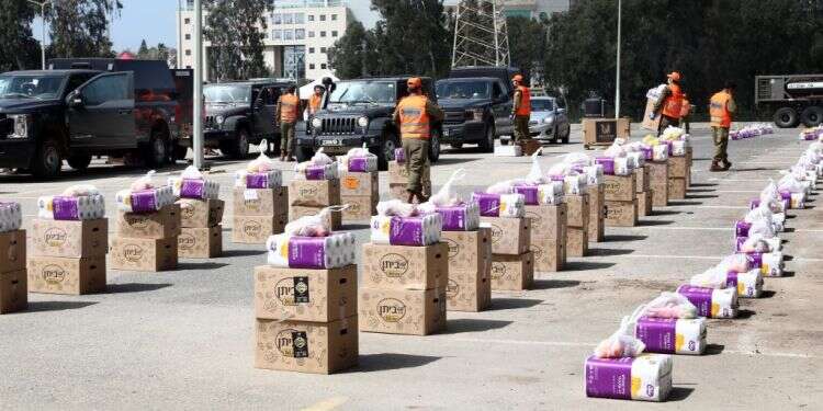 ערבות הדדית בימי קורונה: חיילים מחלקים חבילות מזון בבני ברק. צילום: גדעון מרקוביץ' צידה לדרך: הערבות ההדדית הישראלית תלך עם המתנדבים גם הלאה