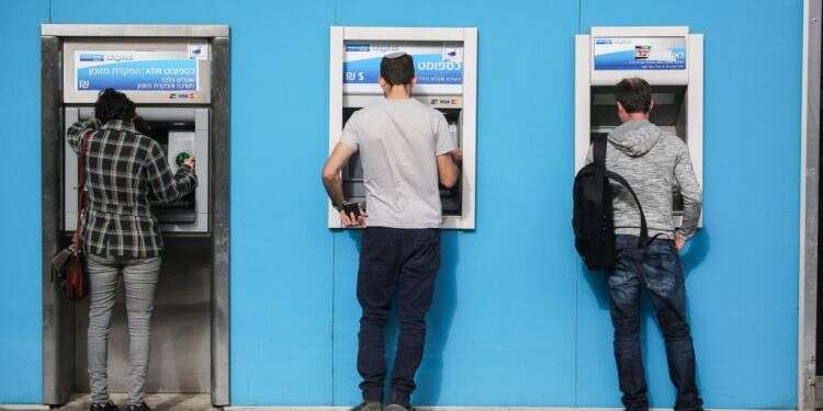 כספומט. צילום: אבישג שאר ישוב החסכונות הפנסיוניים שלנו חטפו חזק השנה, אבל יש גם נקודה אופטימית