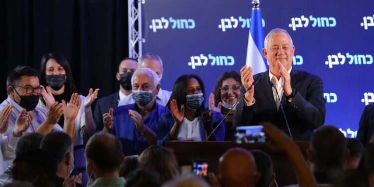 בני גנץ וחברי כחול לבן חוגגים במוצאי יום הבחירות. צילום: לירון מולדובן