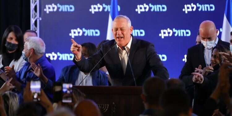 בני גנץ וחברי כחול לבן חוגגים במוצאי יום הבחירות. צילום: לירון מולדובן