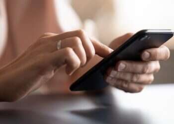 חמץ ומסך: כותבי מקור ראשון מנקים את הטלפונים לפסח