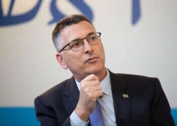 יו''ר תקווה חדשה גדעון סער בוועידת הנדל גדעון סער: "נתניהו של היום הוא מכונה לשימור השלטון"