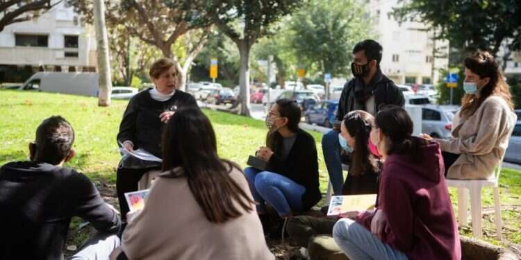 זיכרון בסלון. צילום: יובל כהן־אהרונוב ילדי השואה: שרגא ומרים ב"זיכרון בסלון"