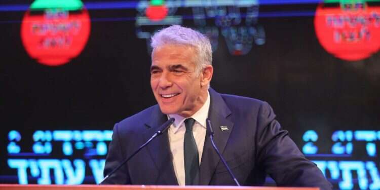 לפיד נואם לאחר תוצאות המדגמים. צילום: גדעון מרקוביץ'