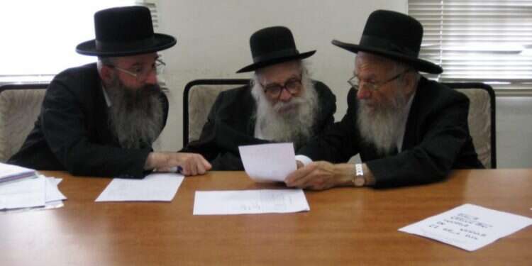 דיון בבית הדין של הרב נסים קרליץ ז