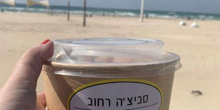 מה הוא האושר אם לא אסופת רגעים בלתי צפויים באמצע החיים מול הים והגלים: הדרך המושלמת לאכול סביצ'ה