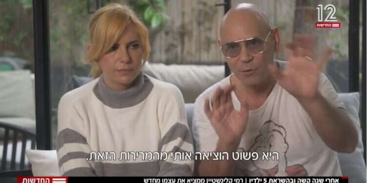 רמי ואלכס קלינשטיין במהדורת צאת החג. צילום מסך חדשות 12 גם רמי קלינשטיין גילה את מכונת הכסף: מוצרים עבור ילדים