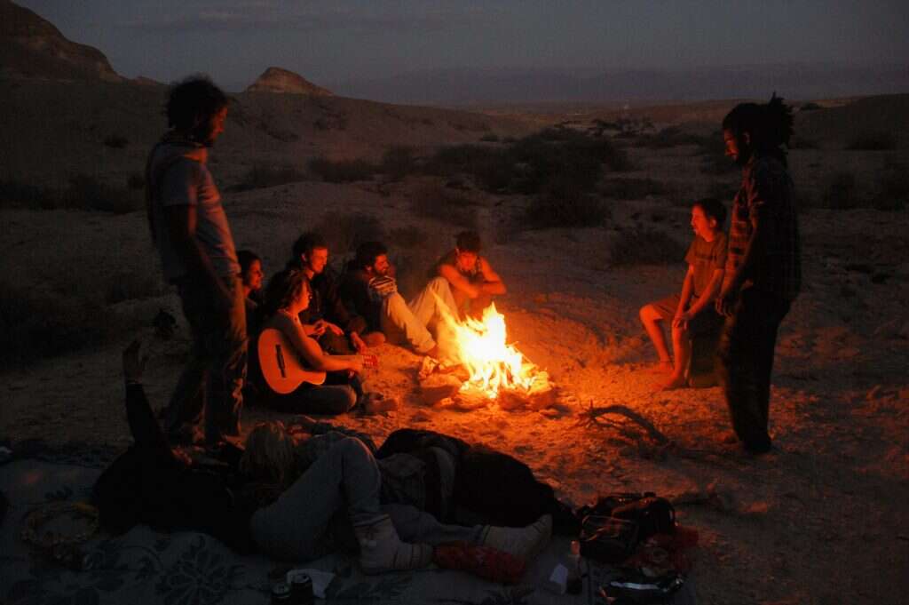 סביב המדורה. צילום: יותם בן יעקב