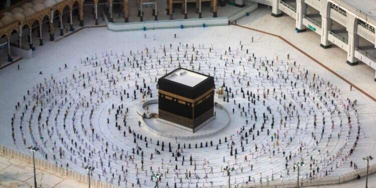 מתפללים מקיפים את הכעבה במכה תוך שמירת ריחוק זה מזה, אוגוסט 2020. צילום: AFP