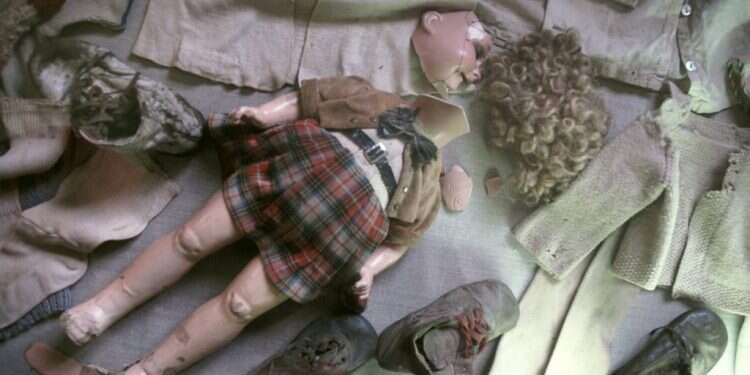 בובה שנותרה באושוויץ. צילום: EPA הבעלות על אוצרות העבר תלויה בהקשרם ההיסטורי