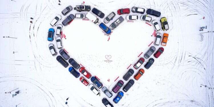 מתיקות שכוחה יפה לשגרה ופחות לשירה. צילום: EPA בין שיר השירים לנעמי שמר: לשים לב לפרטים הקטנים