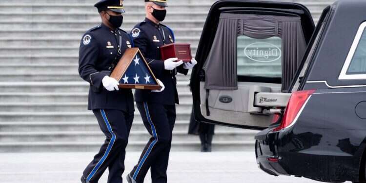 הלווייתו של השוטר בריאן סיקניק בחודש ינואר. צילום: EPA