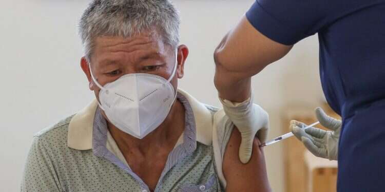 אזרח סיני מתחסן. צילום: EPA בכיר סיני מודה: החיסונים שלנו לא מאוד יעילים