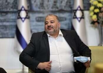 מנסור עבאס טוען שלא תמך במחבלים, אבל הארכיון זוכר