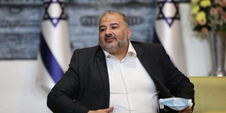 מנסור עבאס טוען שלא תמך במחבלים, אבל הארכיון זוכר