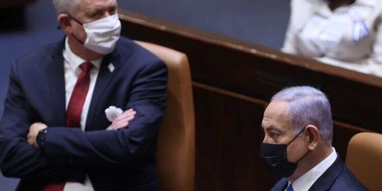 נתניהו וגנץ בהשבעת הכנסת. צילום: EPA הפתרון בפתח? הצעת פשרה בנוגע לרכישת החיסונים