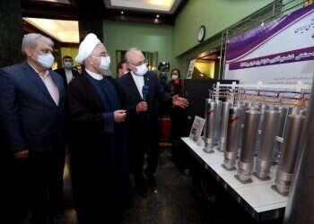 נשיא איראן, חסן רוחאני, בביקור בתערוכה המציגה את הישגיה הגרעיניים של איראן. צילום: EPA המתיחות בין ישראל לאיראן: תוצר של מדיניות אמריקנית פייסנית