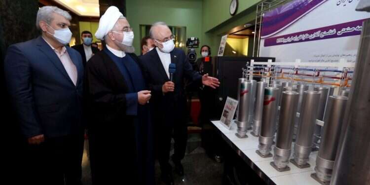 נשיא איראן, חסן רוחאני, בביקור בתערוכה המציגה את הישגיה הגרעיניים של איראן. צילום: EPA המתיחות בין ישראל לאיראן: תוצר של מדיניות אמריקנית פייסנית