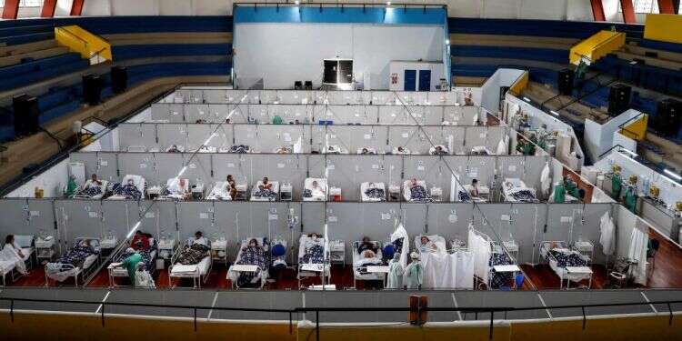 כאלפיים ילדים נפטרו מסיבוכי הנגיף. בית חולים שדה באיצטדיון בסאו־פאולו. צילום: EPA בעוד הנשיא מכחיש קורונה, המוות ההמוני מתפשט בברזיל