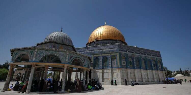 הר הבית. צילום: EPA המשטרה תפצה ב־5,000 שקלים יהודי שעצרה לשווא בשער ההר