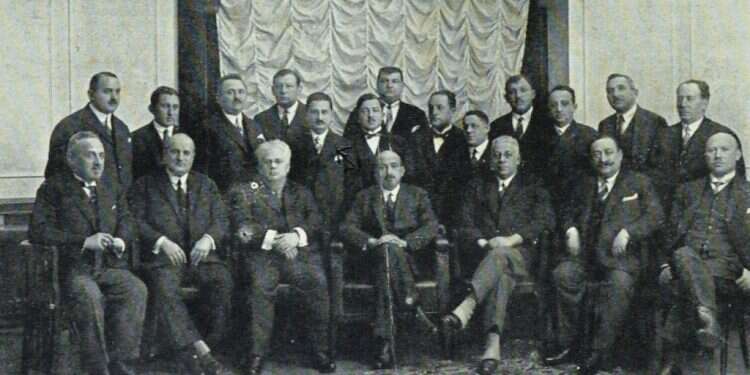 המשפחה לדורותיה. צילום: באדיבות המשפחה הגוף זוכר: "האונייה עלתה על שרטון, הגענו לארץ עם בגד ים לגופנו"