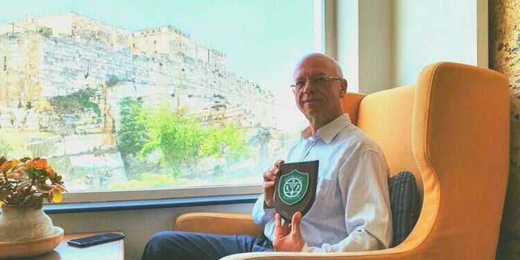 פהמי נשאשיבי אוחז את סמל המשפחה. צילום: אסף גבור