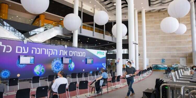 מוקד החיסונים של כללית בירושלים, לפני חודשיים. צילום: אוליבייה פיטוסי, פלאש 90 "הגענו לגרעין הקשה": מאמץ לשכנע עוד מיליון להתחסן