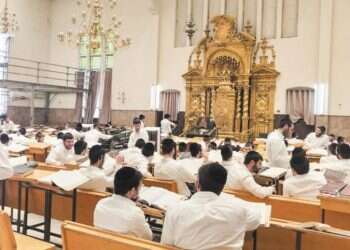 ביצים, לבן וגז מדמיע: מה קורה בישיבת פוניבז'?