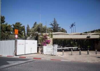 פִתחו לו את השער: מתנגדי נתניהו כלאו אותו בבלפור