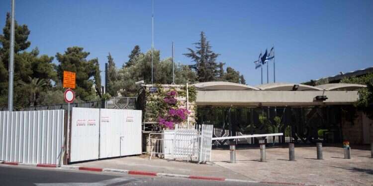 פִתחו לו את השער: מתנגדי נתניהו כלאו אותו בבלפור