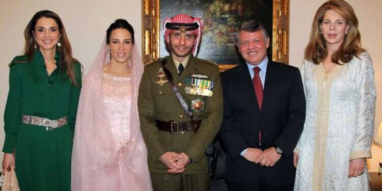 הנסיך חמזה (במרכז), 2012. מימין אימו המלכה נור והמלך עבדאללה, ומשמאל אשתו בסמה והמלכה ראניה. צילום: AFP מיורש עצר למעצר בית: הילד הרע של הממלכה ההאשמית