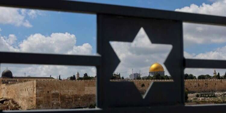 הר הבית. צילום: AFP המשטרה תפצה ב־5,000 שקלים יהודי שעצרה לשווא בשער ההר