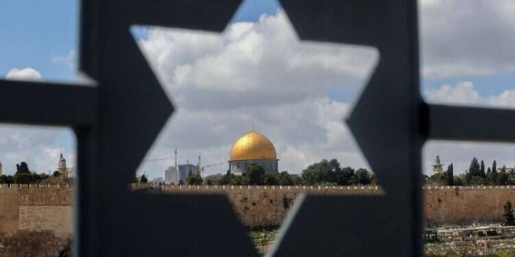 הר הבית. צילום:AFP המשטרה תפצה ב־5,000 שקלים יהודי שעצרה לשווא בשער ההר