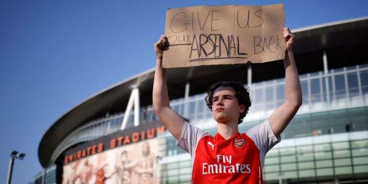 אוהד מוחים נגד הקמת הליגה. צילום: AFP "מנותק ואליטיסטי": הליגה שמרגיזה את האירופים