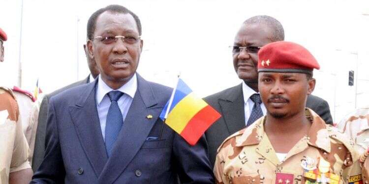 נשיא צ'אד אידריס דבי (משמאל) עם בנו ויורשו הגנרל מהמט קאקה. צילום: AFP נעצר בדרך: השליט ששם את צ'אד על המפה