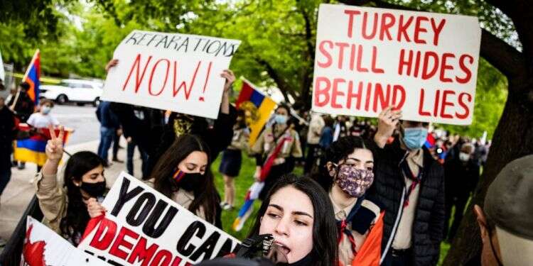 מפגינים ארמנים סמוך לשגרירות טורקיה בוושינגטון ביום השנה לציון טבח העם הארמני. צילום: AFP ארה"ב מכירה ברצח העם הארמני. ישראל עוד לא