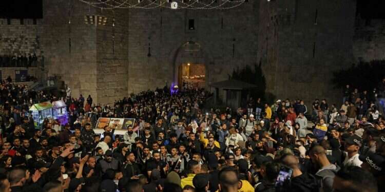 שער שכם, השבוע. צילום AFP "יהודים וערבים יכולים לחיות יחד בירושלים, אבל חייבים פתרון פוליטי"