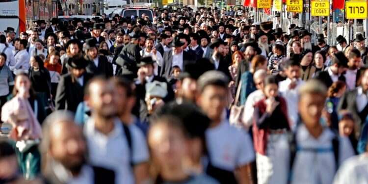 המונים שבים מהאירוע הקשה במירון. צילום: AFP לאחר השבת: מלאכת זיהוי הגופות ממשיכה