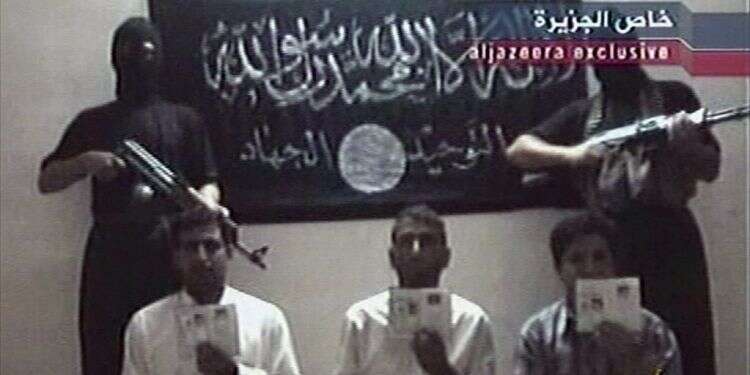 אנשי דאעש ובני ערובה, 2004. צילום: AP מסמכי חקירה מעידים: מנהיג דאעש הנוכחי היה מלשין