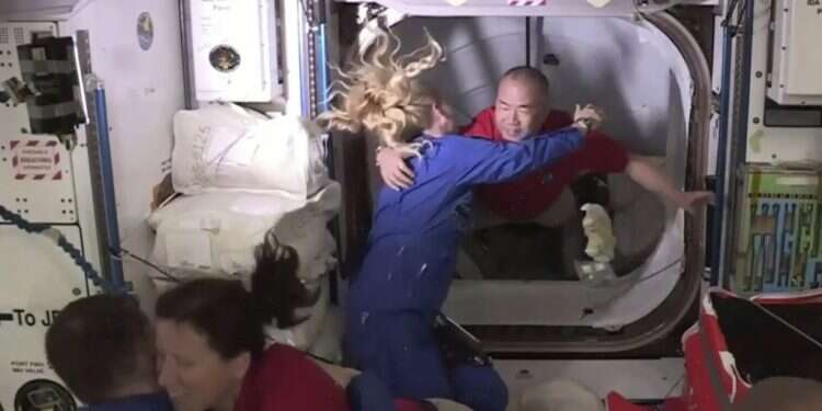 הגעת אסטרונאוטים לתחנת החלל הבינלאומית צילום: AP