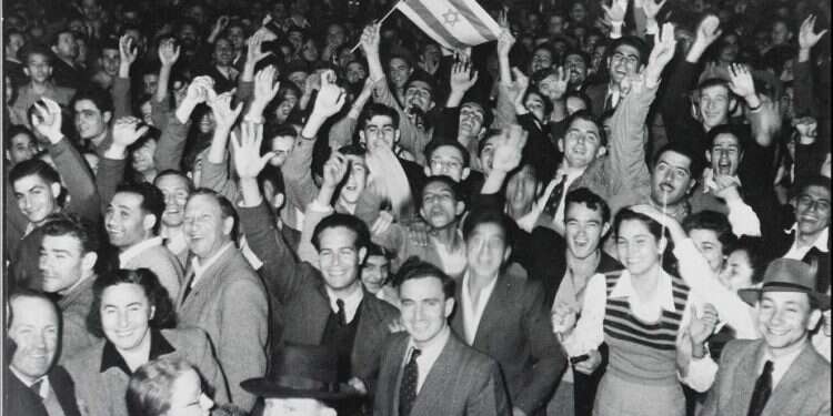 החגיגות בתל־אביב לאחר הכרזת האו כך הציל עצמו העם היהודי משואה שנייה