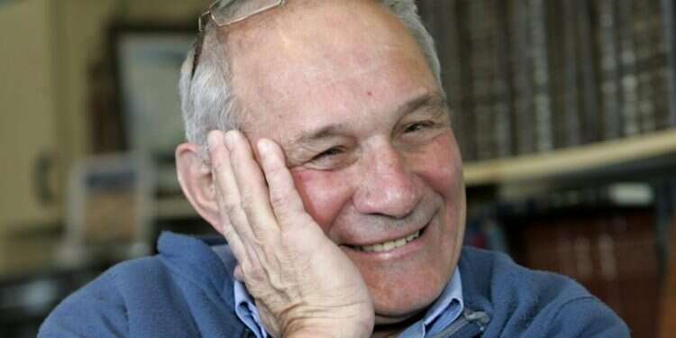 המשימה להעביר בספר גם את שפת הגוף והנפש של חנן הוכתרה בהצלחה מרשימה. חנן פורת, 2008 צילום: נתי שוחט פלאש 90