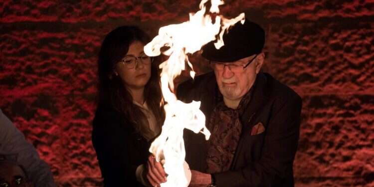 ניצול שואה מדליק משואה בטקס יום השואה
ביד ושם, 2018 צילום: יונתן זינדל, פלאש 90